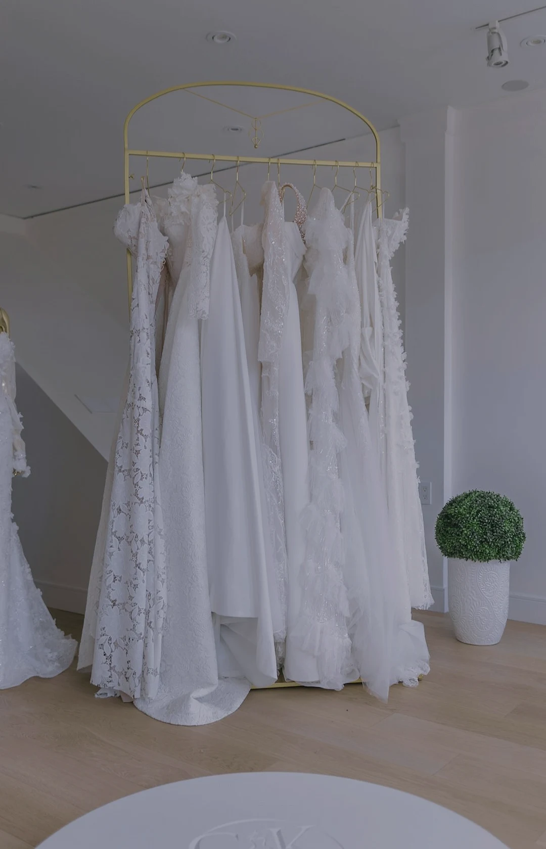 Interior real de uma boutique de noivas com curadoria de vestidos